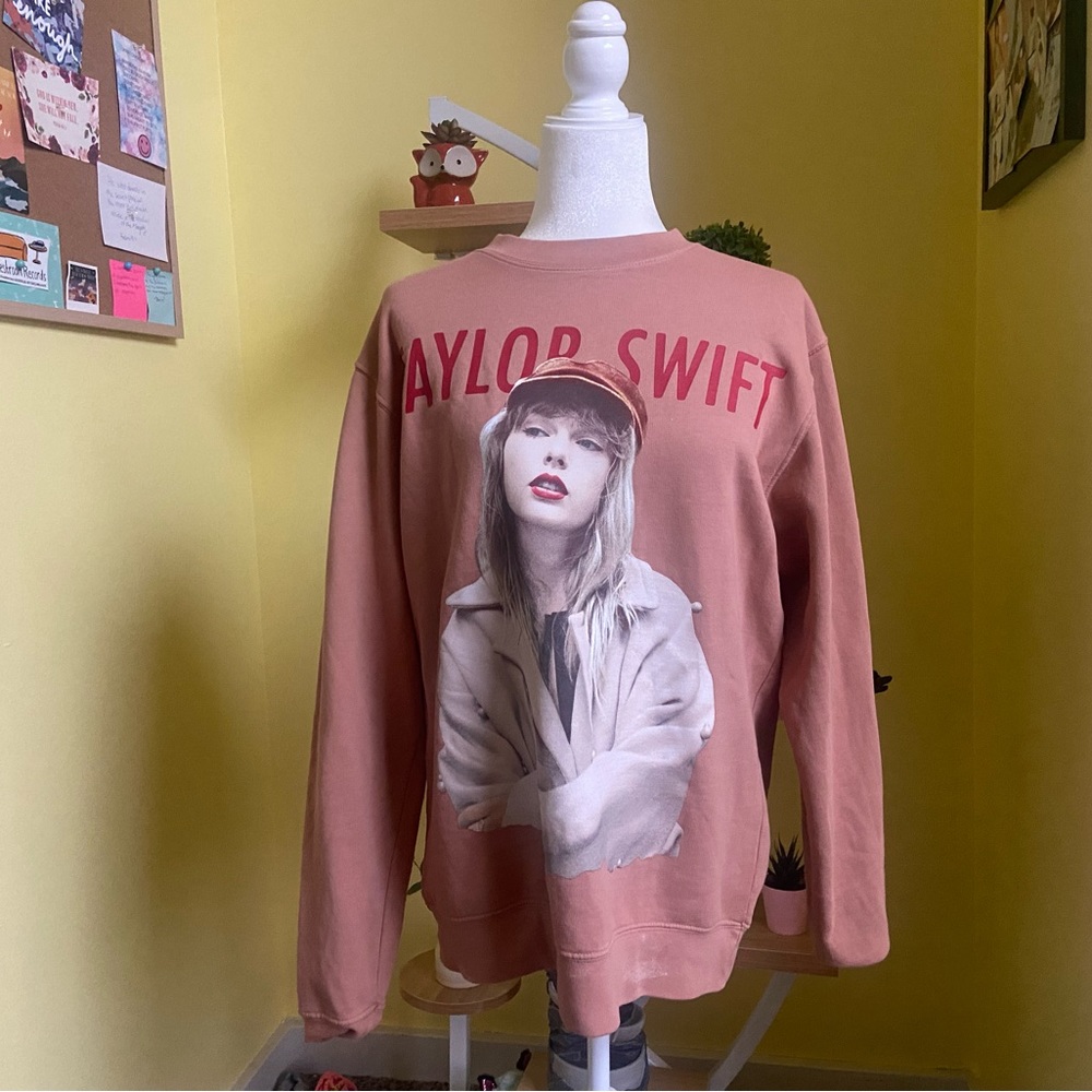 TAYLOR SWIFT RED COLLECTION SWEATSHIRT!